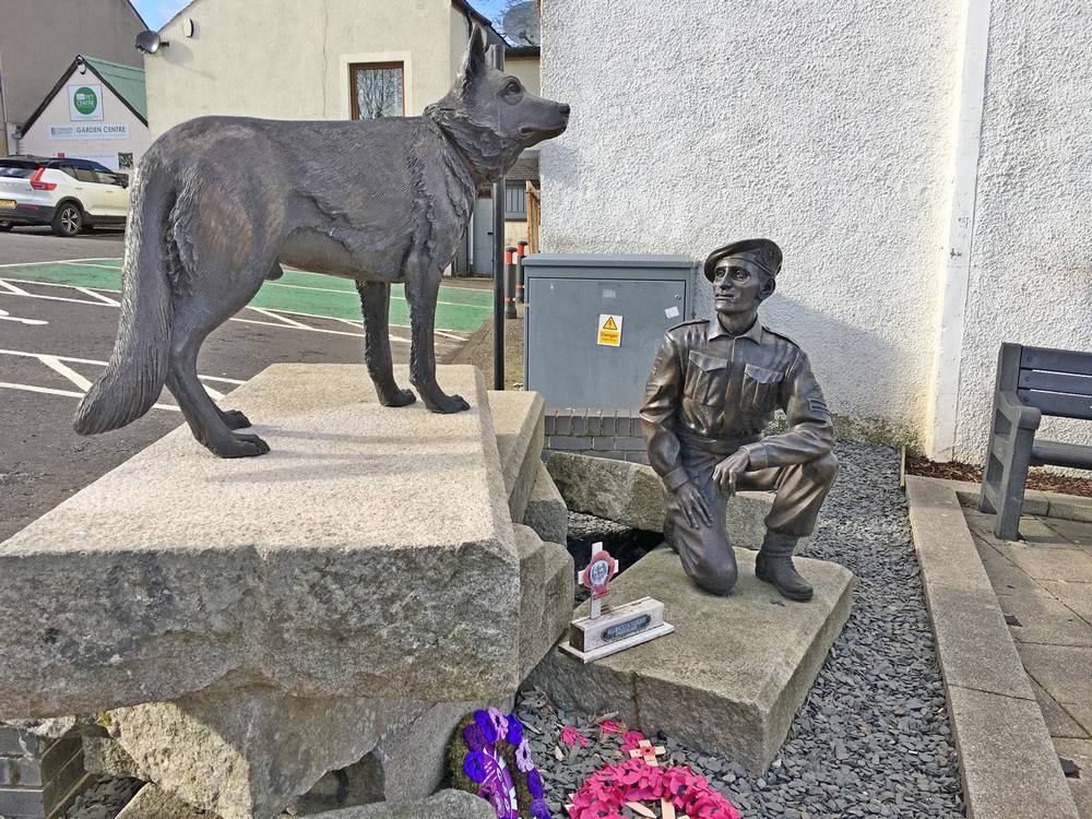  bronze statue of Khan, a German Shepherd, and L/Cpl Jimmy Muldoon